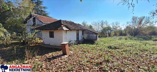 Koraćica, Petkaći, pored puta sa upisanom kućom