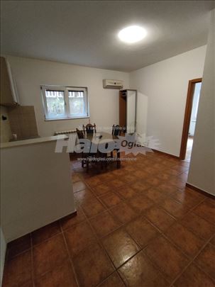 Lep jednosoban stan sa parking mestom i dvorištem