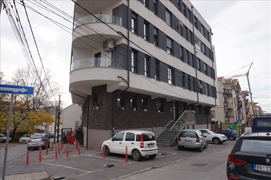 Lokal sa zakupcem i 3 parking mesta-bez provizije