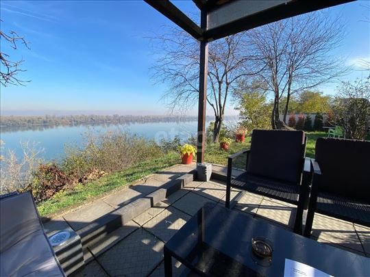 Luksuzna kuća sa zelenom oazom na obali Dunava !