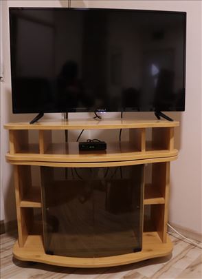 Očuvana TV komoda sa točkićima i rotacijom nosača