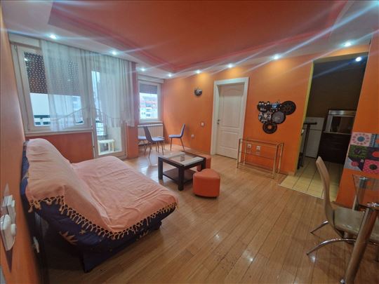 Odličan komforan dvosoban stan preko puta Futoške 