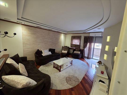 Odličan namešten stan sa garažnim mestom