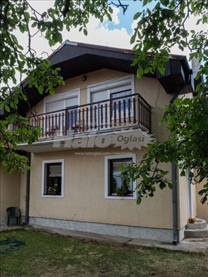 Prodaje se prostrana porodična kuća u mirnom delu