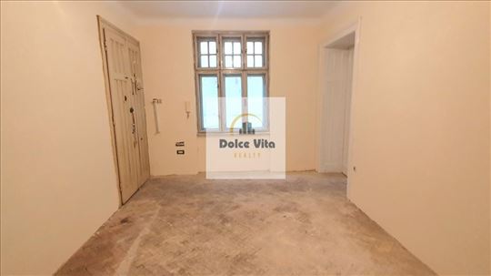 Salonac sa dva ulaza za renoviranje