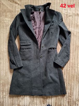 Strukiran crni kaput