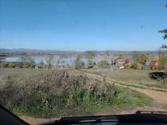  42 ara ,plac u Kniću ,50tak m od obale jezera