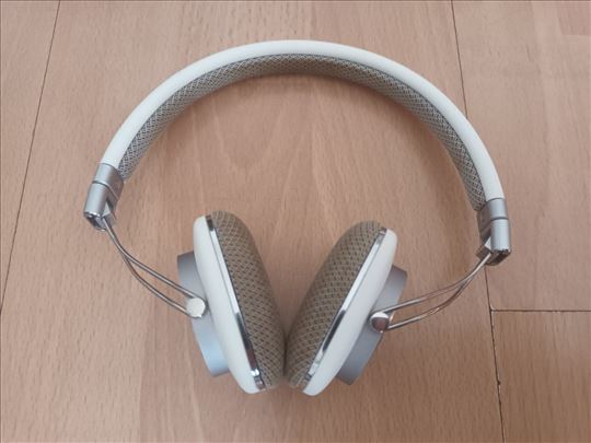 Bowers &Willkins headphones P3 white