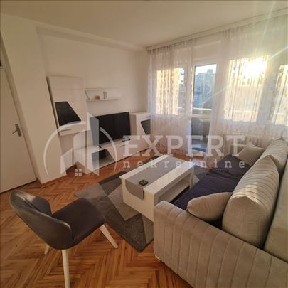 Izdaje se dvosoban stan kod Učitelj Tasine škole, 