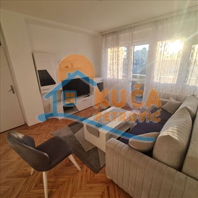 Izdaje se dvosoban stan kod Učitelj Tasine škole, 