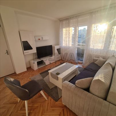 Izdaje se dvosoban stan kod Učitelj Tasine škole,