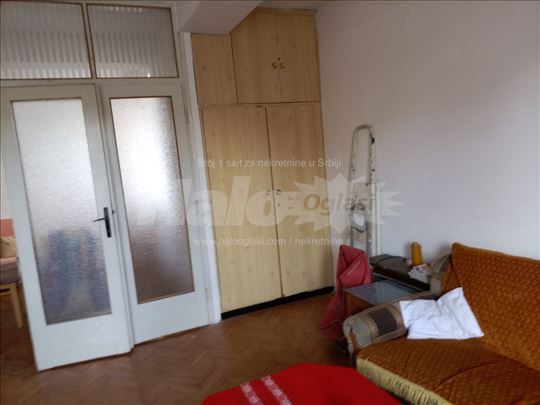 Izdajem trosoban stan u centu grada