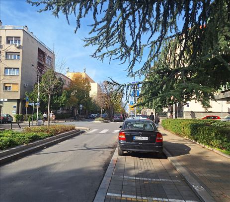 IZUZETNI lokacija, sprat i stanje, bogat sadržaj