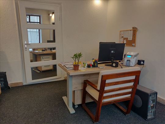 Kancelarijski prostor sa parking mestom 