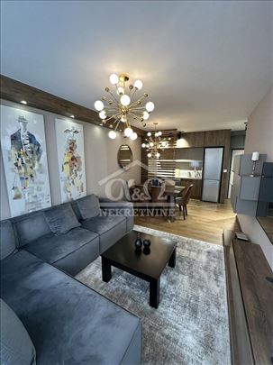 Moderan, luksuzno opremljen troiposoban stan u zgr