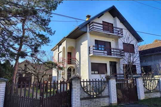 Kuća u Inđiji, pogodna za više namena