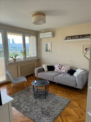 Lep stan, kompletno namešten