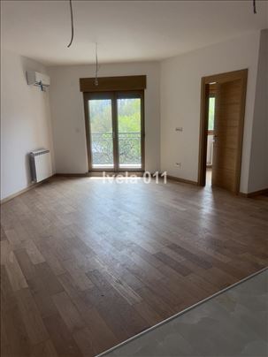 Luks useljiv stan - Trosarina ID#3811