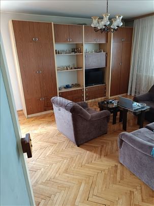 Na prodaju dvoiposobni stan 70m2 u centru Leskovca