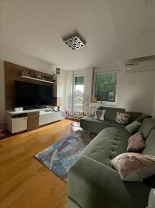 Nov penthouse sa garažom, granica Zemuna i NBG