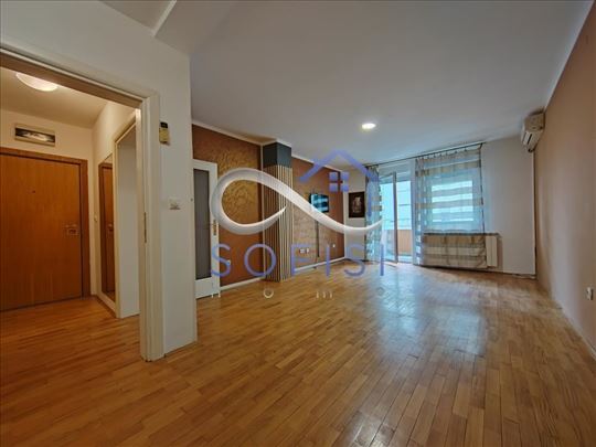 Novi Sad, Lasla Gala - Jednosoban stan sa parking 