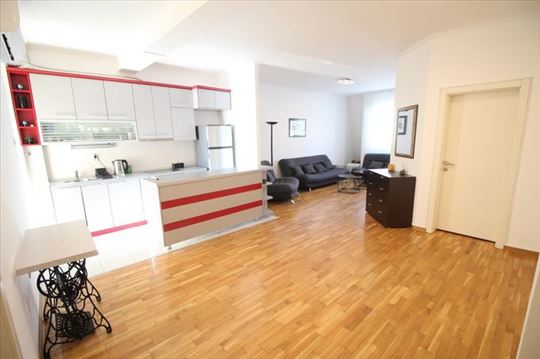 Odličan 3.0 stan sa garažom, kod Hrama, ID 1847