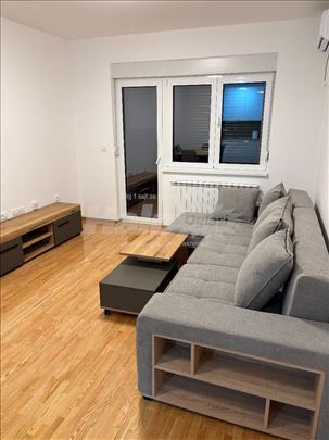 Potpuno nov namešten stan sa terasom i širokim pog