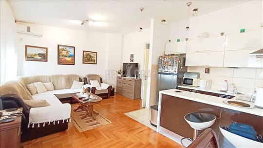 Trosoban uknjižen stan u odličnoj zgradi, bez ulag