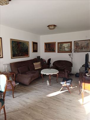 u novijoj zgradi ,prvi sprat