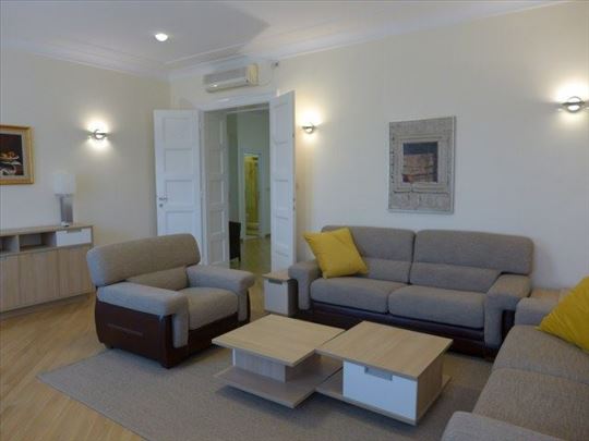 Beogradska, 112m2, renoviran salonski stan, garaža