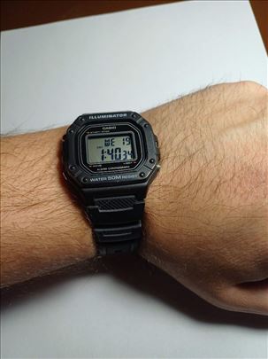 Casio W218H-1A digitalni sat
