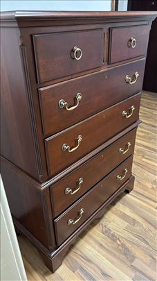 Elegantna drvena komoda – klasik!