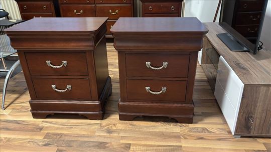 Elegantni drveni noćni ormarići - komad 150€