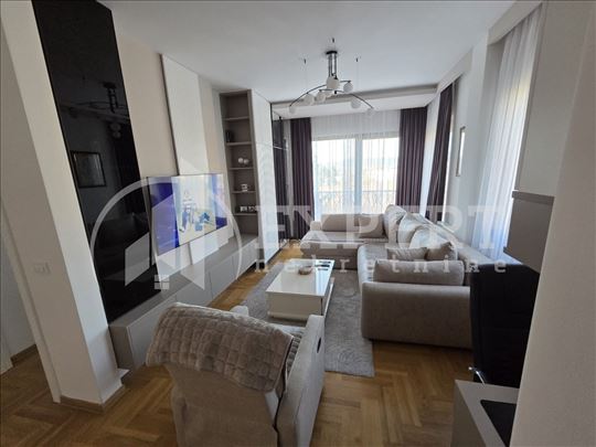 Izdaje se dvosoban lux stan u komplesku Novi Niš,