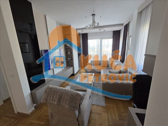 Izdaje se dvosoban lux stan u komplesku Novi Niš,