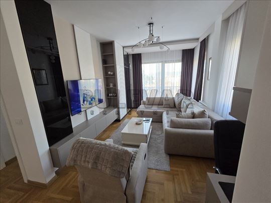 Izdaje se dvosoban lux stan u komplesku Novi Niš,