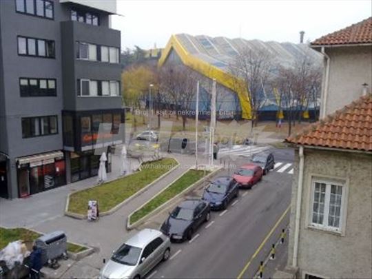 Izdajem dvoiposoban komforan stan kod hale Pionir