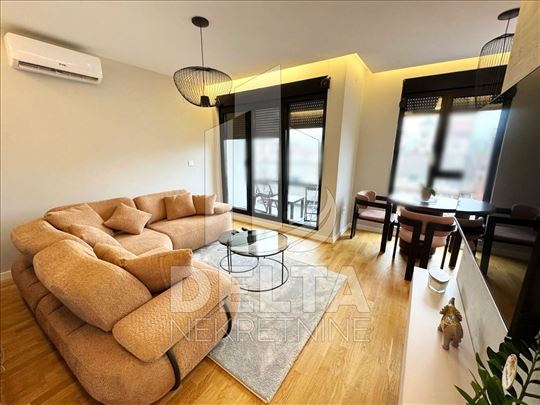 Luksuzan stan sa parking mestom u strogom centru