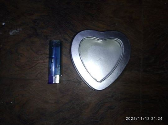 Metalna kutija u obliku srca