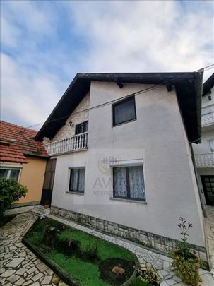 Mlake, Spratna kuća na 3 etaže