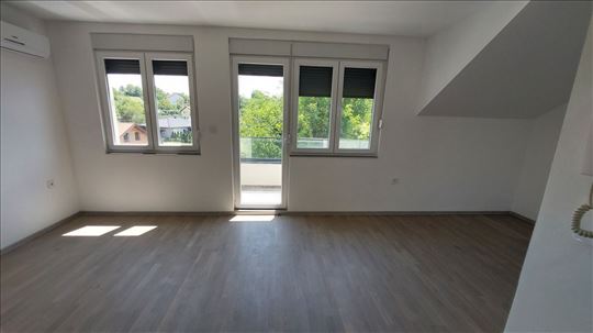 Porodičan četvorosoban stan u Hollywood Hill-u !