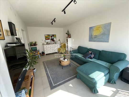 Renoviran dvosoban stan sa garažnim mestom u Centr