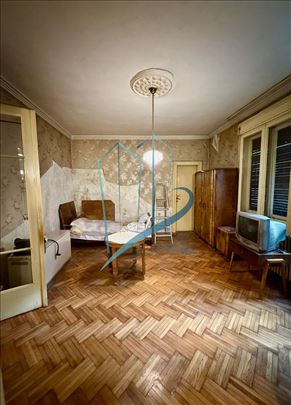 Salonski stan za renoviranje kod Politike ! 