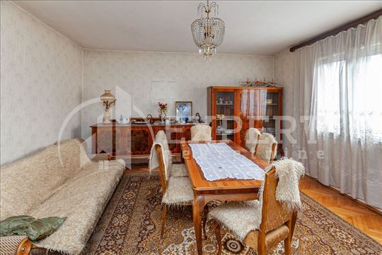 Trosoban  stan  u  kući  na  Paliluli,odlična loka