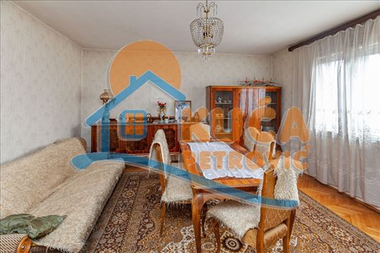 Trosoban  stan  u  kući  na  Paliluli,odlična loka