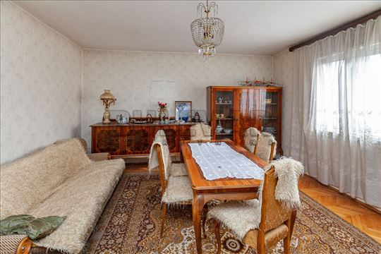 Trosoban  stan  u  kući  na  Paliluli,odlična loka