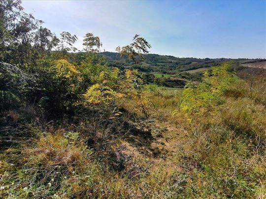 Uknjižen plac 2517m2 na dobrom mestu za vikendicu