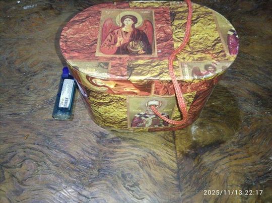 Ukrasna kutija sa pravoslavnim ikonama