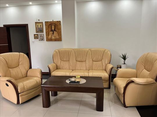 Vrhunska kožna garnitura u odlicnom stanu !!