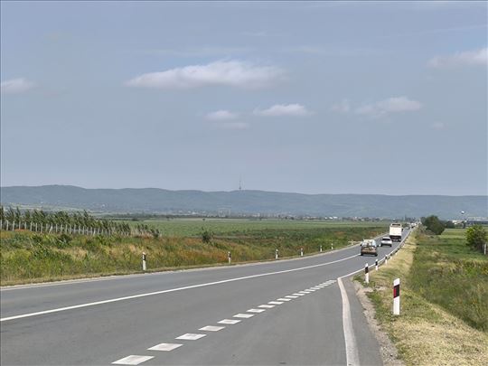 Zemljišt4e u građevinskoj zoni uz put Irig - Ruma